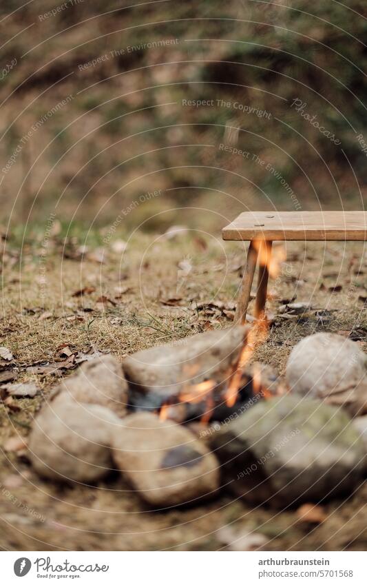Lagerfeuer mit trockenem Holz im Steinkreis in der Natur Lagerfeuerstimmung Steine Wiese Naturerlebnis Naturliebe Feuer Feuerstelle brennen Brennholz brennend