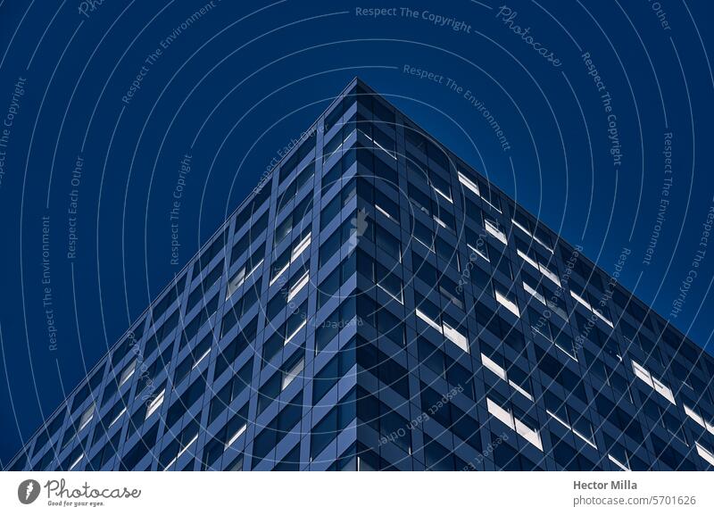 Büroräume mit künstlichem Licht zur blauen Stunde in der Stadt Architektur Glasfassade transparente Fassade Außenaufnahme Oberfläche Hochhaus Business Design