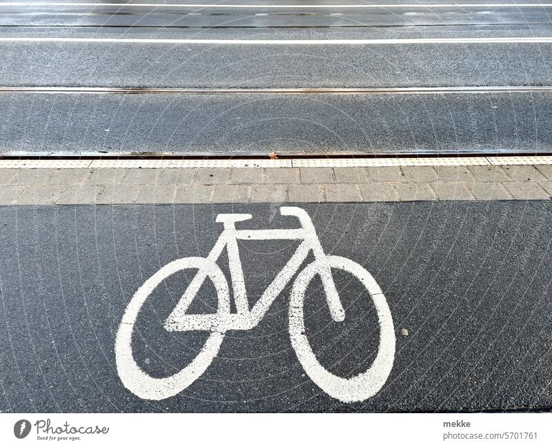 Rad oder Schiene Fahrrad Fahrradfahren Straße Radfahren Verkehr Radfahrer urban Großstadt Asphalt Reifen Radsport Radfahrt Linie Spur Markierung Fahrradweg