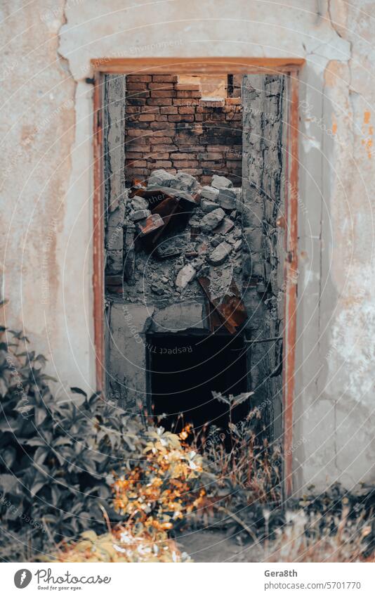 alte zerbrochene Tür eines zerstörten Hauses in der Ukraine Zugang Architektur Hintergrund braun Gebäude vergraben Großstadt schließen Farbe Konflikt Design