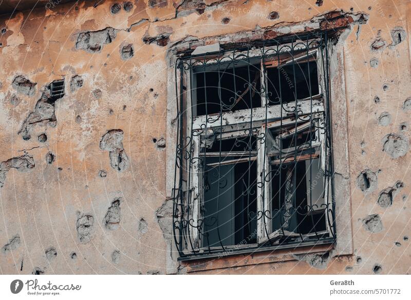 leere Fenster eines beschädigten Hauses in der Ukraine donezk Kherson kyiv Lugansk mariupol Russland Saporoschje aussetzen Verlassen attackieren bakhmut