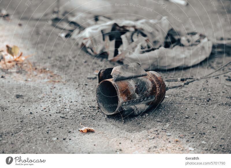 Flügel einer explodierten Rakete auf einer Straße in der Ukraine donezk Kherson Lugansk mariupol Russland Saporoschje aussetzen Panzerung attackieren bakhmut