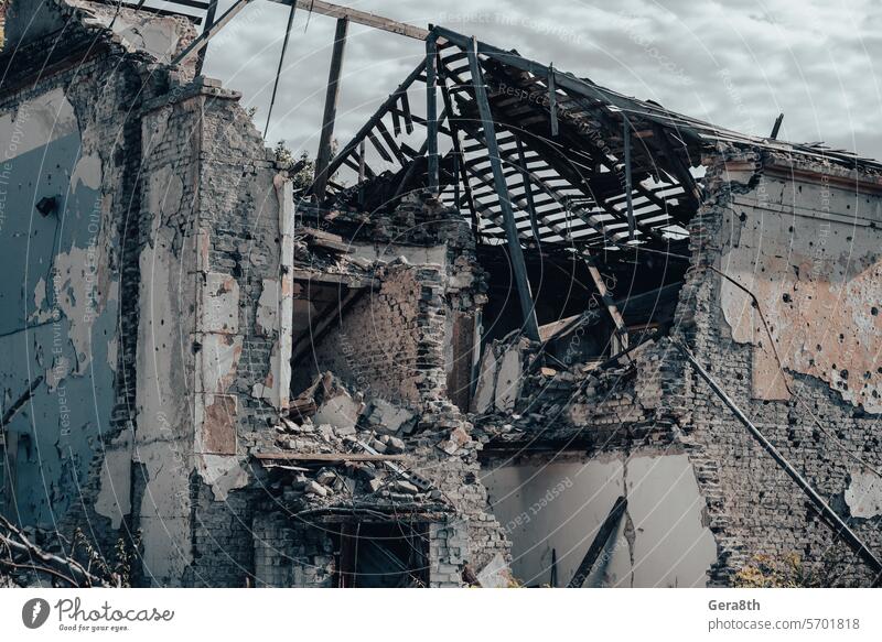zerstörte Häuser in einer verlassenen Stadt ohne Menschen in der Ukraine donezk Kherson kyiv Lugansk mariupol Russland Saporoschje aussetzen Verlassen