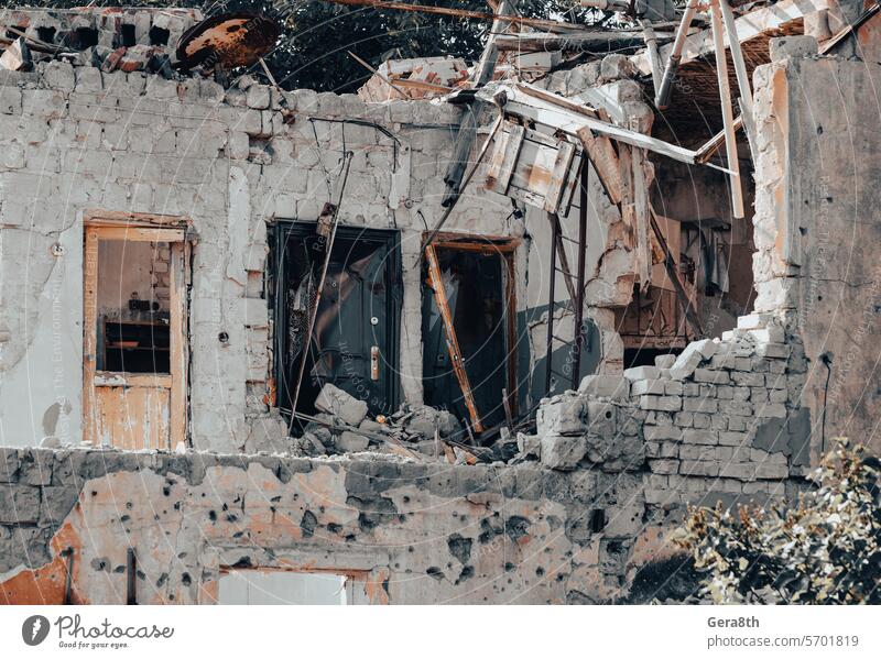 zerstörte Häuser in einer verlassenen Stadt ohne Menschen in der Ukraine donezk Kherson kyiv Lugansk mariupol Russland Saporoschje aussetzen Verlassen