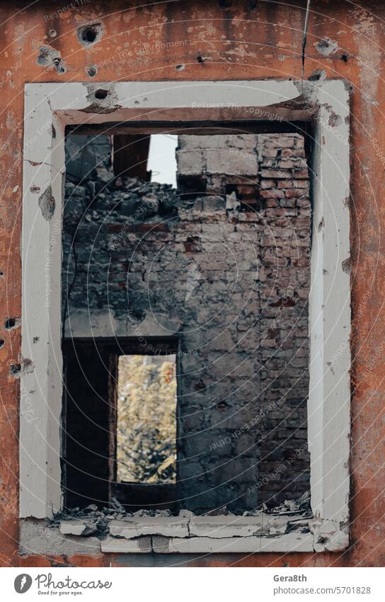 leeres Fenster eines zerstörten Hauses in der Ukraine donezk Kherson kyiv Lugansk mariupol Russland Saporoschje aussetzen Verlassen attackieren bakhmut