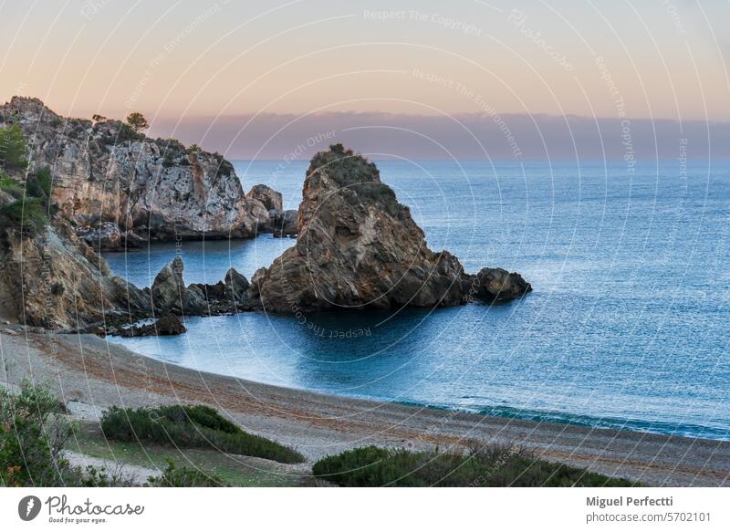 Cala del Cañuelo, Strand im Naturgebiet Acantilados de Maro, in der Gemeinde Nerja, Malaga cañuelo Bucht Andalusia mediterran Klippen Urlaub Landschaft