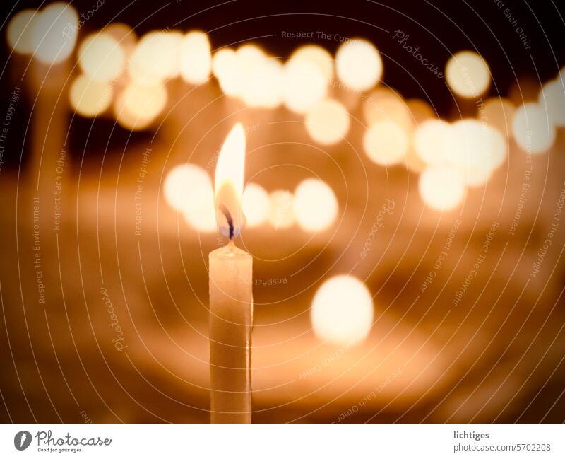 Einzelne Kerze vor unscharfen Lichtpunkten lichter Kerzenlicht einsamkeit flamme