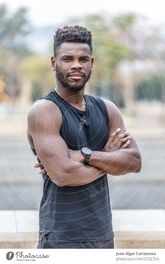 Selbstbewusster schwarzer Sportler auf der Straße stehend Porträt Pause Athlet Bestimmen Sie Training Stadt Gesundheit die Arme verschränkt Fitness