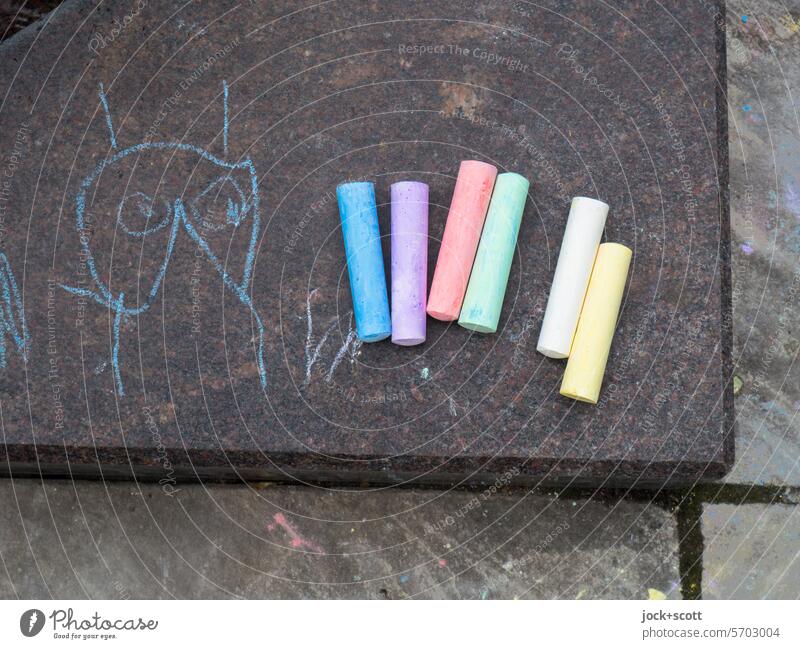 Kopffüßler mit blauer Kreide auf Stein gemalt Strichmännchen Zeichnung Kreativität Auswahl Farbe Hintergrund neutral Eckstoß einfache Zeichnung Kinderzeichnung