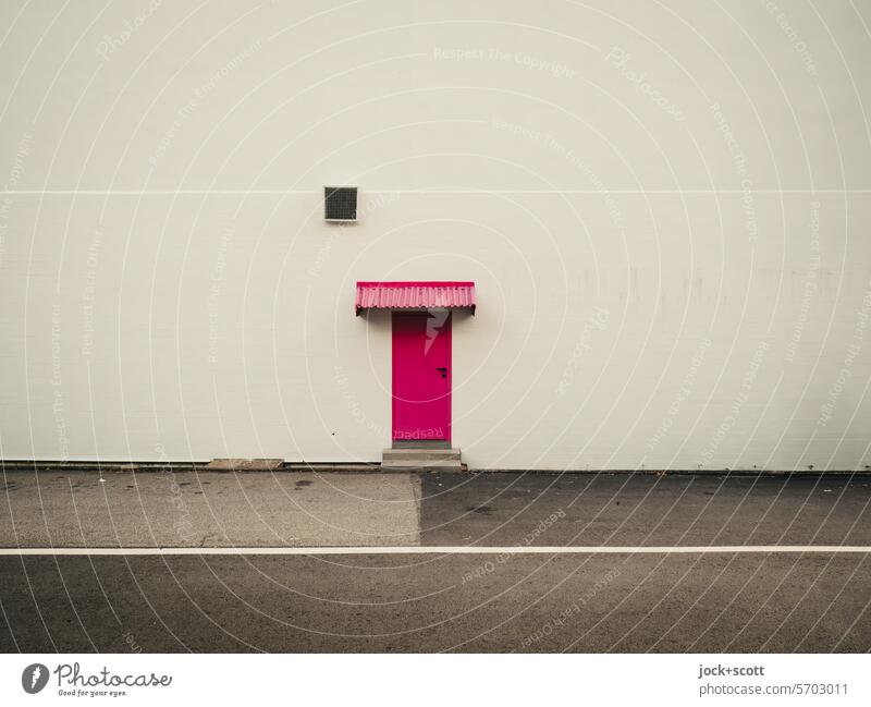 Hier findest du leicht die richtige Haustür Eingang Tür Eingangstür zugeklappt rosa lila Bürgersteig Straße Belüftungsfenster Wand Firewall Fassade Textfreiraum
