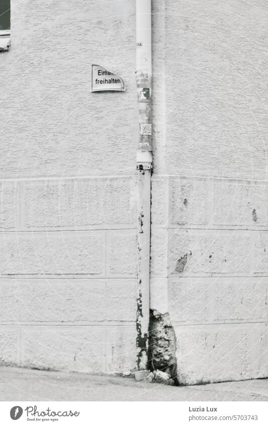 Ein müdes Schild 'Einfahrt freihalten' privat Parkverbot Stadt Verbote Wand kein parken nicht parken schild hinweis forderung bitte straße draußen architektur