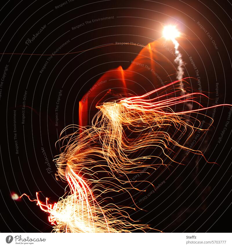 Funkenflug am Nachthimmel abstrakt Energie Feuerwerk Abstraktion leuchten Feier Licht funkend Lichteffekte Leichtigkeit Funken fliegen anders feiern Moment