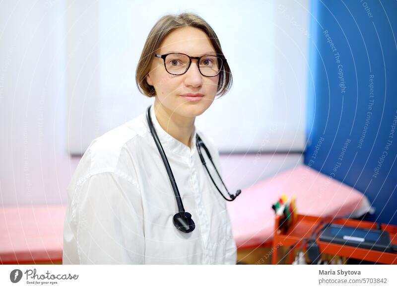 Porträt eines weiblichen Arztes und Kardiologen während der Behandlung eines Patienten. Kardiologische Beratung und Behandlung von Herzkrankheiten Brille