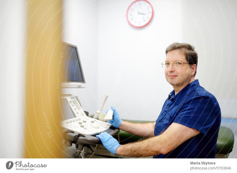 Porträt von Onkologe Mammologe Arzt während der Ernennung von Patienten. Arzt der Ultraschalluntersuchung während der Arbeit in der modernen Klinik. Check-up
