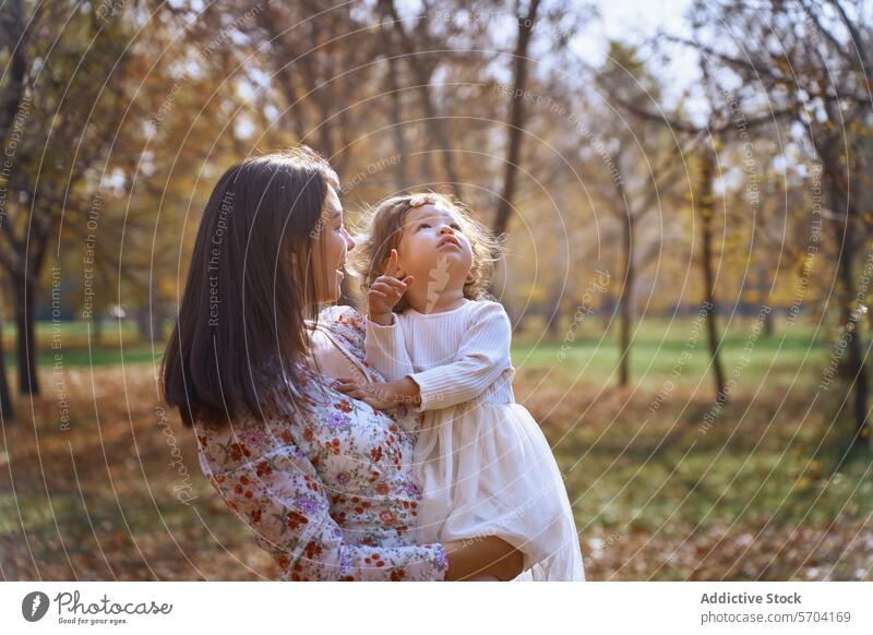 Ethnische Mutter und Kind genießen den Herbst im Park Tochter ethnisch Natur Kalifornien USA Bonden Zeigen Liebe Familie Frau sonnig im Freien Freizeit