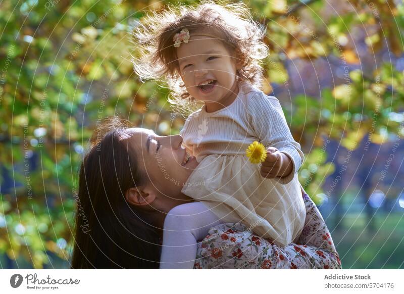 Fröhliche ethnische Mutter und Tochter im California Park Familie Freude Fröhlichkeit Natur Kalifornien Bonden Liebe im Freien Sonnenlicht spielerisch lachen