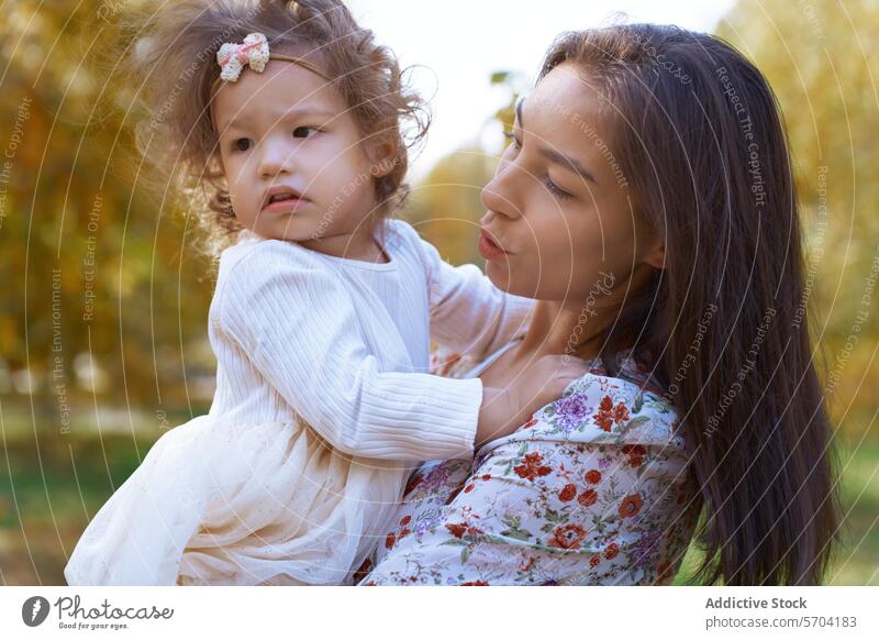 Ethnische Mutter und Tochter in einem kalifornischen Park Bonden Natur Kalifornien USA ethnisch Familie Liebe Zuneigung Zärtlichkeit schläfrig Kind Frau Umarmen
