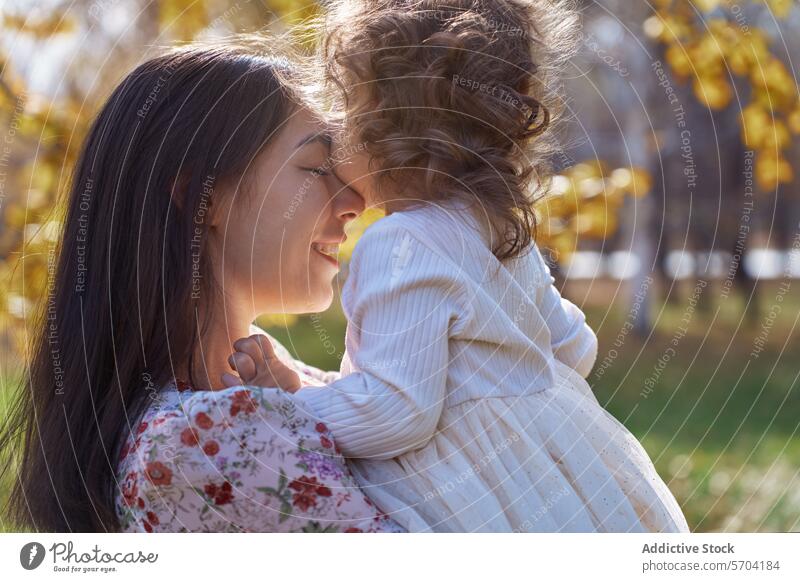 Zärtliches Band zwischen Mutter und Kind in der kalifornischen Natur Tochter binden Park Kalifornien ethnisch mütterlich Liebe Familie