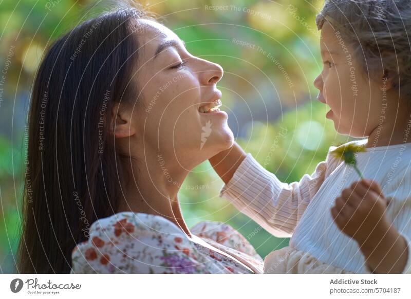 Abwechslung und Freude, wenn Mutter und Tochter in der Natur zusammen sind Familie Bonden ethnisch Park Kalifornien USA Liebe Fröhlichkeit Anschluss im Freien