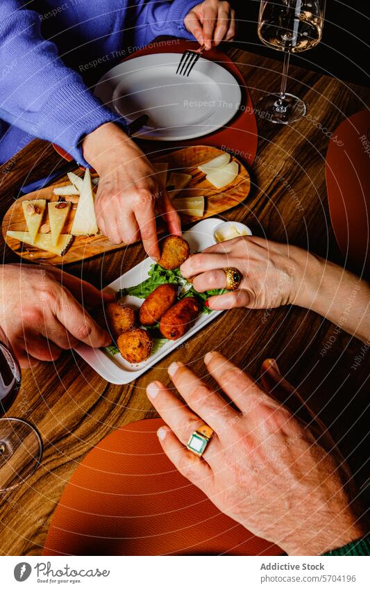Tapas mit Freunden bei einem gemütlichen Abendessen teilen Lebensmittel Teilen Sammeln Teller Essen Unternehmen Esstisch Restaurant Mahlzeit Küche Amuse-Gueule