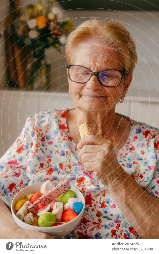 Ältere Frau genießt eine Schüssel mit bunten Süßigkeiten älter süß Bonbon Biskuit Schalen & Schüsseln pulsierend farbenfroh Vergnügen Lebensalter Senior