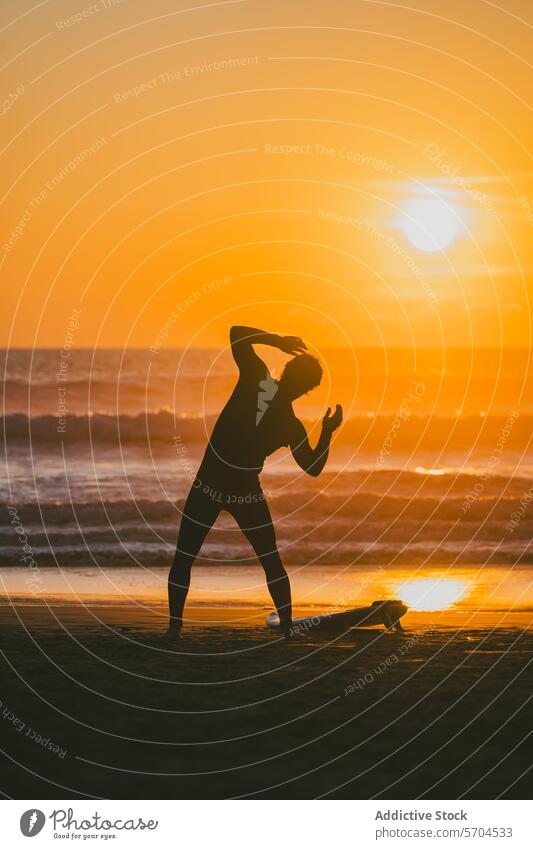 Unbekannter Mann macht Yoga am Strand bei Sonnenuntergang Pose MEER Silhouette Surfbrett Surfer Wasser winken Natur Sand Ufer Meer männlich seitwärts biegen