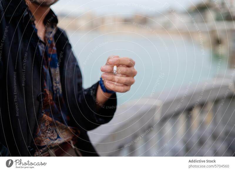 Mann präsentiert einen Ring am Meer Hand Stil Mode Schmuck Accessoire Präsentation verschwommener Hintergrund Seeküste Eleganz Nahaufnahme männlich zeigend