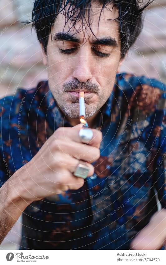 Mann zündet eine Zigarette mit einem Feuerzeug an Rauchen Nahaufnahme Fokus Streichholz Beleuchtung Habitus Sucht Nikotin Tabak Erwachsener männlich Porträt