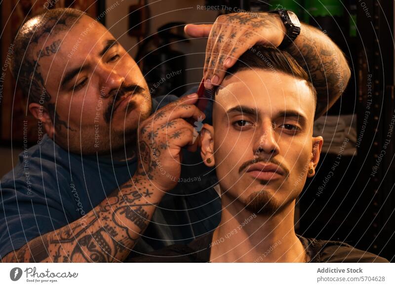 Friseur, der die Haare eines Kunden im Friseursalon trimmt entgittern Klient Pflege Trimmer Mann geschnitten Prozess Typ Barbershop Haarschnitt Männer männlich