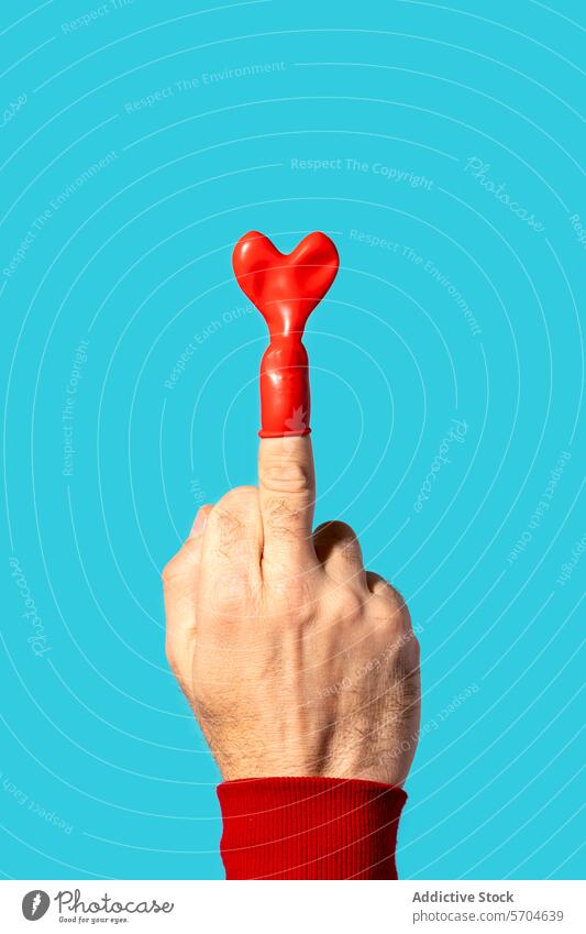 Unerkennbare Person Mittelfinger mit herzförmigem Ballon Luftballon Hand Herz festlich gestikulieren Form Symbol Liebe lebhaft Hülse Anlass