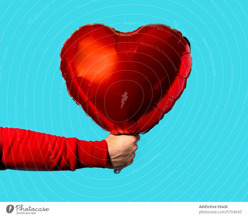 Unerkennbare Person, die einen herzförmigen Ballon in der Hand hält Herz Luftballon Liebe Veranstaltung Anlass St. Valentinstag präsentieren Valentinsgruß