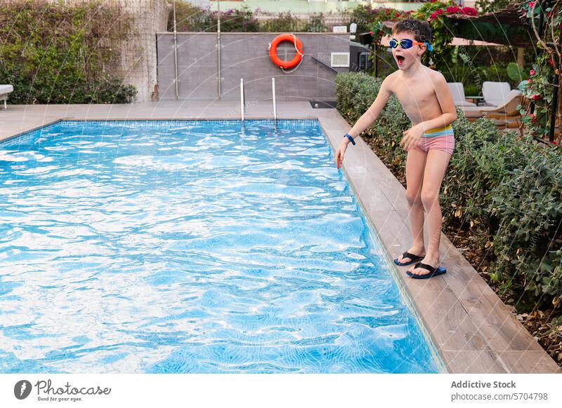 Kleiner Junge bereit zum Sprung ins Freibad Pool schwimmen Sinkflug springen Schutzbrille Badebekleidung im Freien Sommer Wasser Spaß Freizeit Glück Kindheit