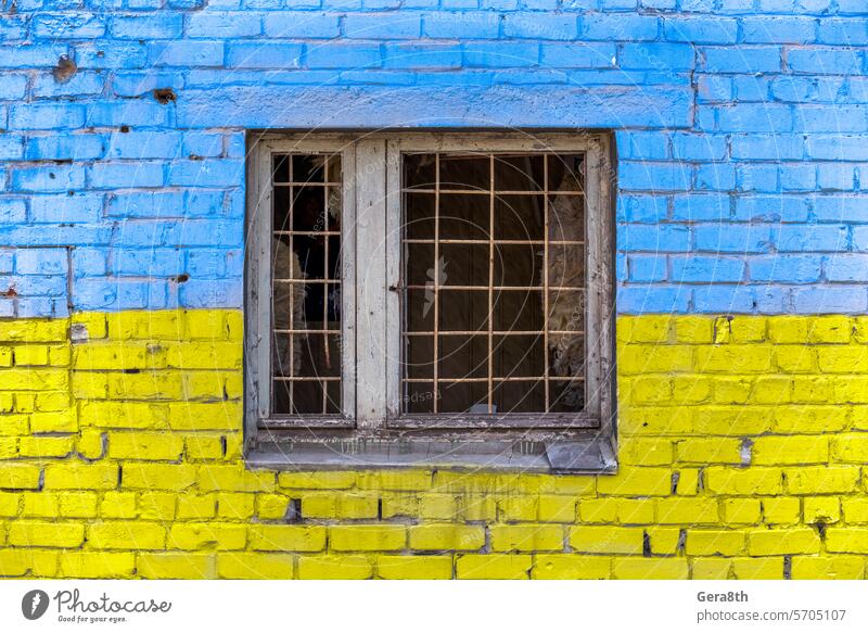 Muster Explosion beschädigt blau gelb Hauswand mit Fenster in der Ukraine donezk Kherson kyiv Lugansk mariupol Russland Saporoschje aussetzen Verlassen