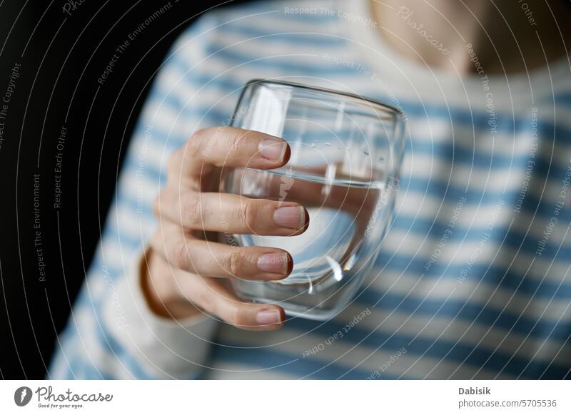 Frau trinkt sauberes Wasser aus einem Glas trinken Durst frisch Mineral Sauberkeit Gesundheitswesen Metabolismus Getränk rein übersichtlich Erwachsener
