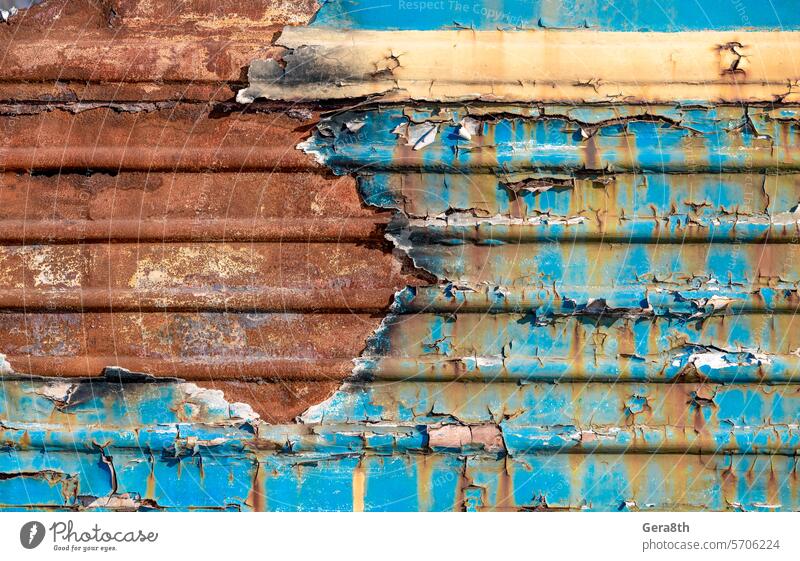 Muster rostige Metalloberfläche mit Resten von blauer und gelber Farbe Farbe Ukraine abstrakt gealtert Hintergrund blau und gelb Holzplatte verbrannt