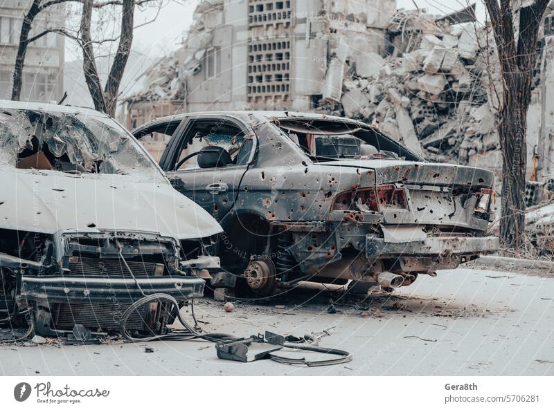 beschädigte und geplünderte Autos in einer Stadt in der Ukraine während des Krieges donezk Kherson Lugansk mariupol Russland Saporoschje aussetzen Verlassen