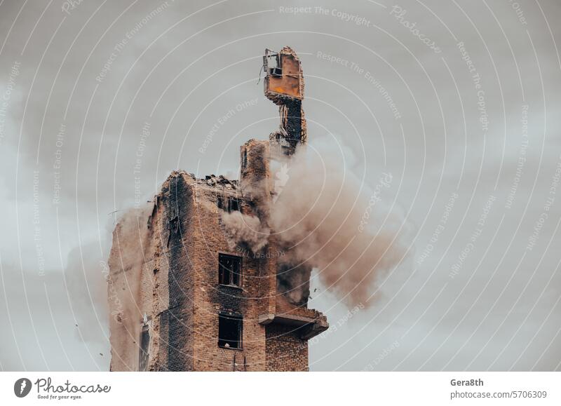 Einschlag und Explosion einer militärischen Kampfrakete in einem Wohngebäude in der Ukraine donezk Kherson kyiv Lugansk mariupol Russland Saporoschje aussetzen