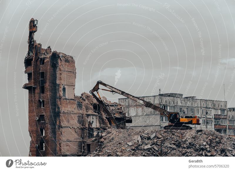 Baumaschinen zerstören die vom Krieg in der Ukraine betroffenen Häuser donezk Kherson kyiv Lugansk mariupol Russland Saporoschje aussetzen Verlassen attackieren