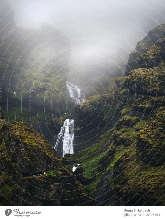 Kleiner Wasserfall in Island in der Nähe von Vik i Myrdal isländisch isländische Natur isländische Landschaft vik i myrdal Felsen natürlich Tourismus Sommer