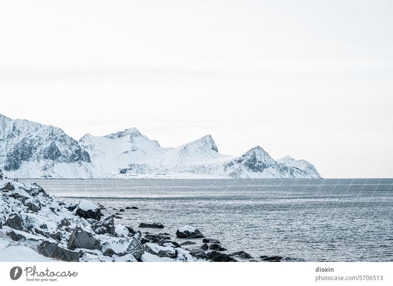 Lofoten Lofoten Inseln Norwegen Norwegenurlaub Meer Meeresufer Atlantik Nordatlantik Polarmeer polar Polarkreis Küste Schnee Landschaft Natur Felsen
