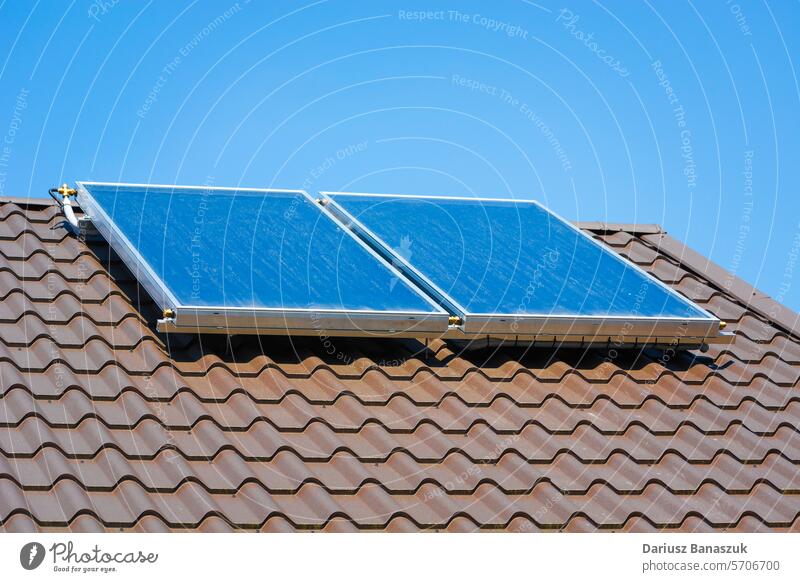 Sonnenkollektoren auf dem Dach des Hauses solar Panel Elektrizität Technik & Technologie Himmel blau Sonnenlicht modern alternativ regenerativ Energie Umwelt