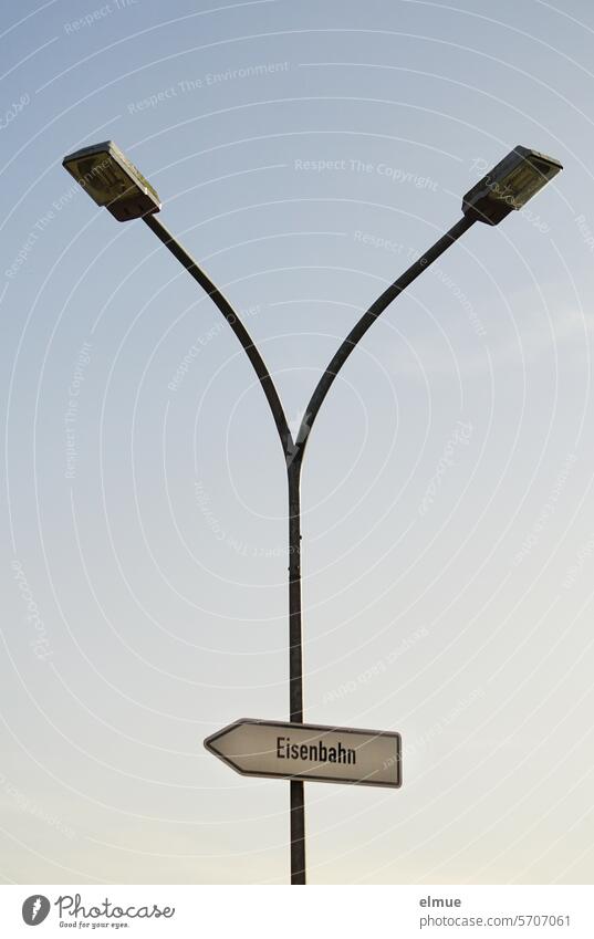 doppelte Straßenlampe mit dem Hinweisschild Eisenbahn Nostalgie Mastleuchte Schilder & Markierungen zur Eisenbahn zweistrahlig Blog Peitschenlampe Bahnstreik