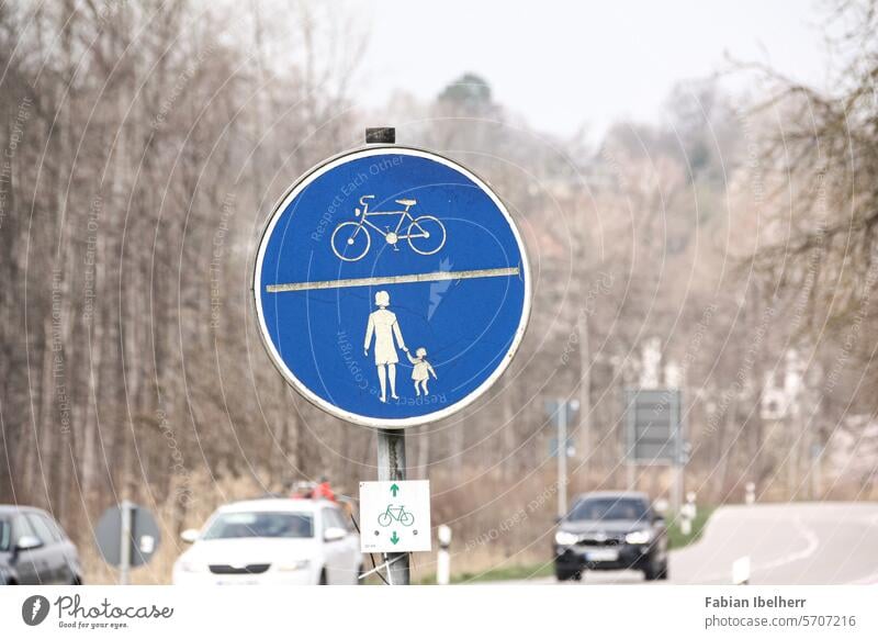 Verkehrszeichen kennzeichnet gemeinsamen Radweg und Fußweg Radfahrer Fußgänger Schild Deutschland