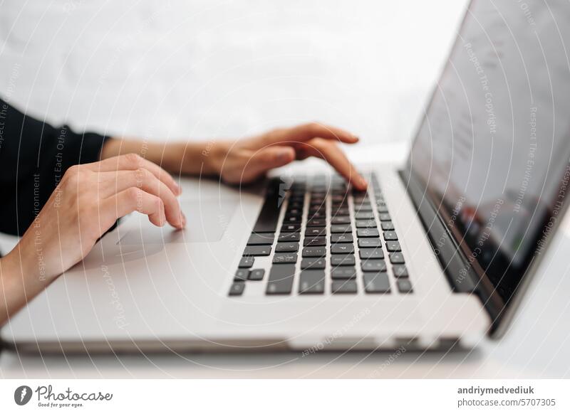 Close up Frau die Hände tippen auf Laptop-Tastatur im Büro zu Hause. Geschäftsfrau oder Student Mädchen mit PC für Online-Internet-Marketing, freiberuflich, Arbeit von zu Hause, Bildung online, Fernstudium