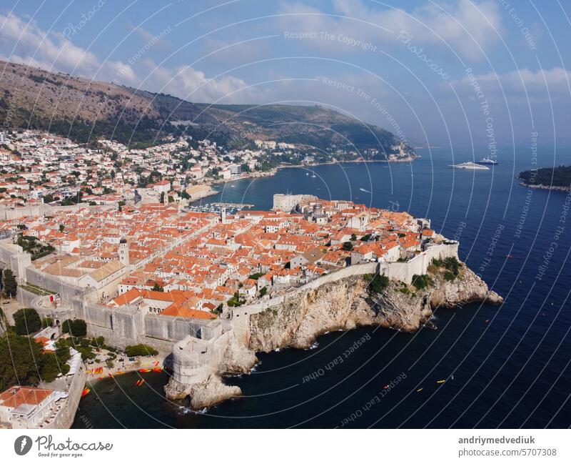 Luftaufnahme der Dächer der Altstadt von Dubrovnik und des Adriatischen Meeres in Kroatien. UNESCO-Weltkulturerbe, Berühmte Touristenattraktion. Urlaub und Abenteuer