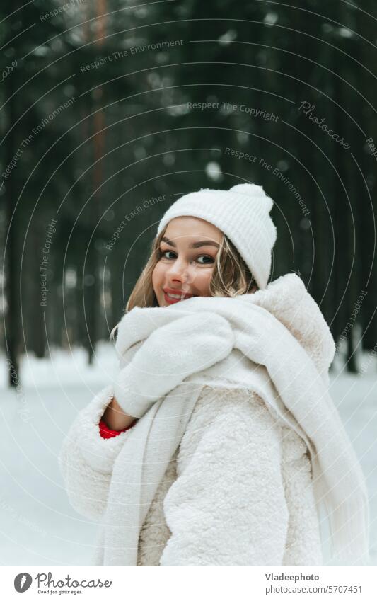 Blonde Frau im Winter Wald oder Park genießen die Natur allein Glück Stimmung kalt Pelzmantel Fäustlinge Pullover rot weiß heiß Getränk wegnehmen Schnee Öko