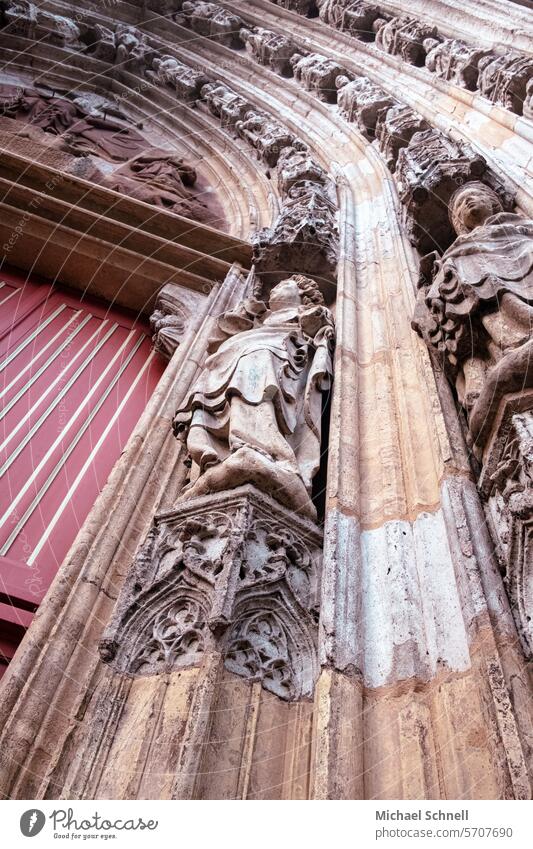 Heilig und eingängig Portal Kirchenportal Eingang Eingangsportal Heilige heilig Statue Statuen alt altehrwürdig Christentum Religion & Glaube Katholizismus
