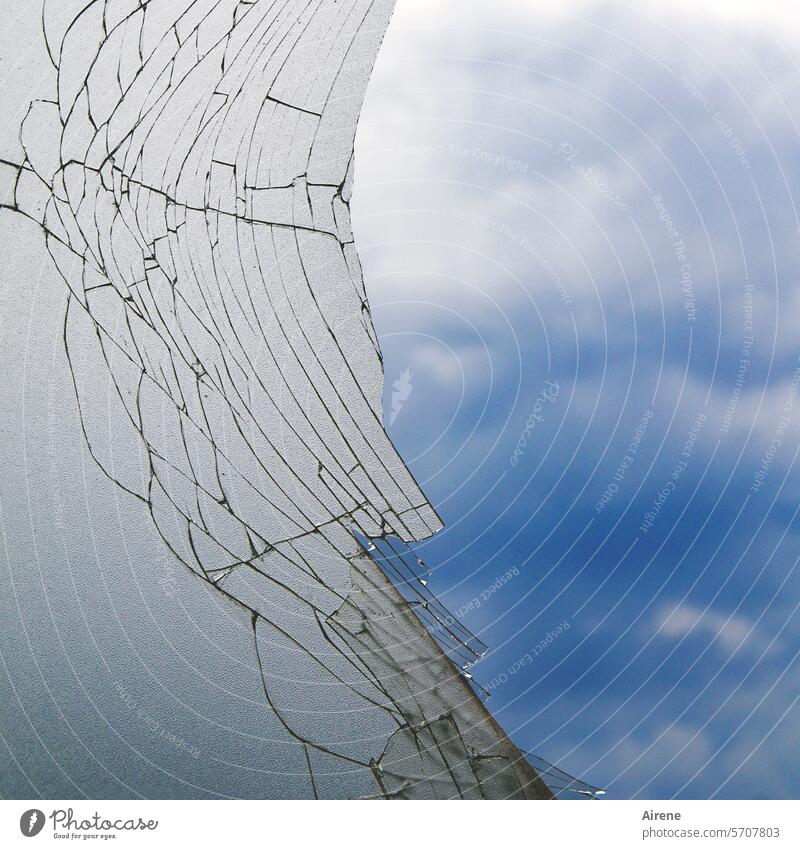 ungetrübter Blick nach draußen Fenster Glasscherben Glassplitter zersplittert gewalttätig Zerstörungswut Scheibe zerbrechlich Einbruch zersprungen Gewalt