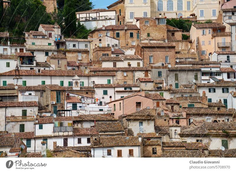 Blick auf Loreto Aprutino, historische Stadt in den Abruzzen, Italien Europa Juli Pescara Farbe Tag Hügel Landschaft Natur alt Fotografie ländlich Sommer reisen