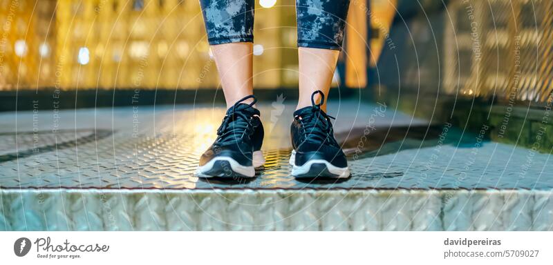 Banner von nicht erkennbaren weiblichen Athletenbeinen in Leggings und Turnschuhen, bereit zum Nachtlauf Frau Fuß Bein unkenntlich anhaben sportlich Läufer